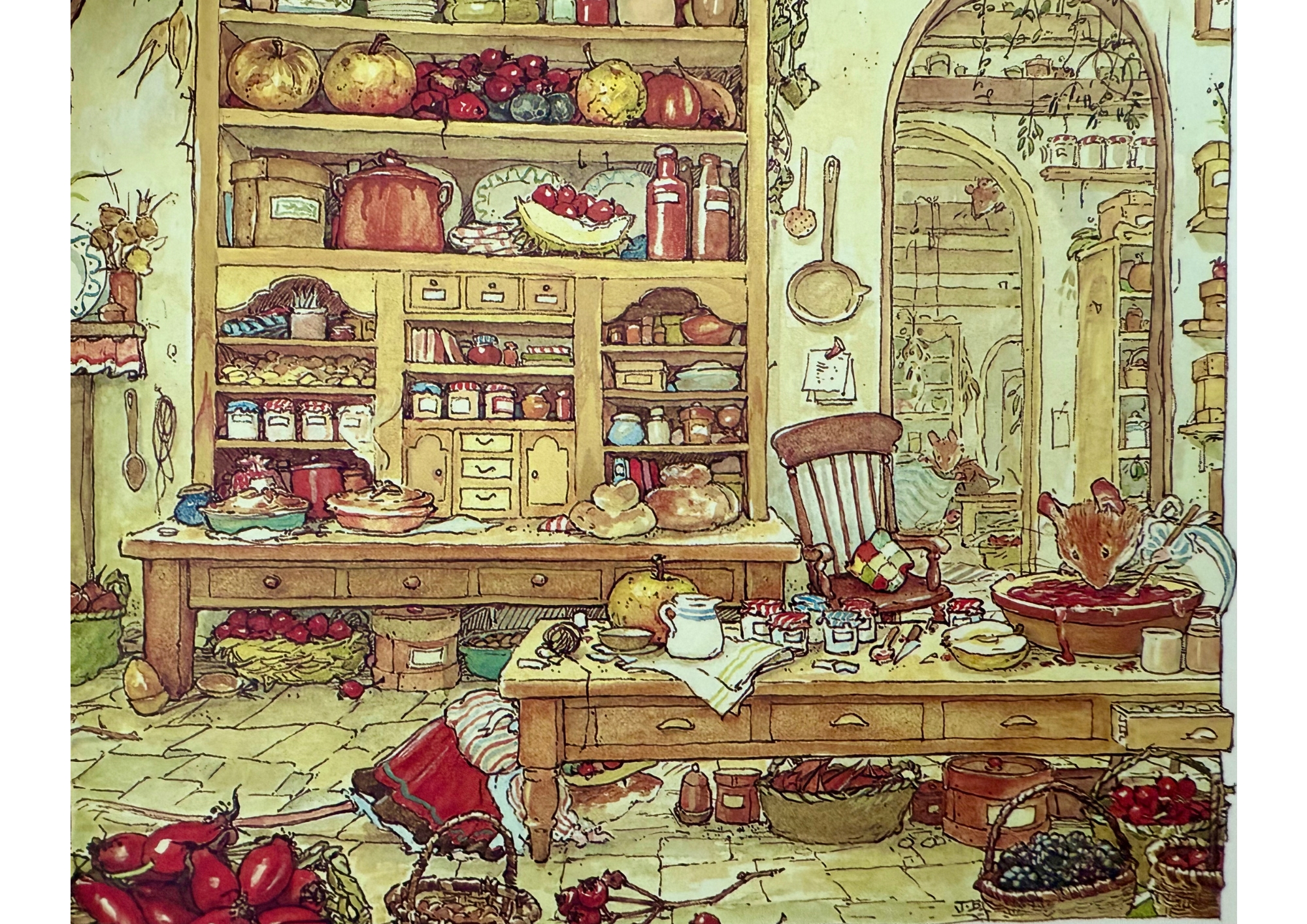 Illustrazione el libro Il mondo di Boscodirovo di Jill Berklem autunnale di una cucina accogliente e rustica, con scaffali pieni di conserve, frutta e pane fatto in casa; un’atmosfera cozy che richiama le ricette stagionali con la zucca.