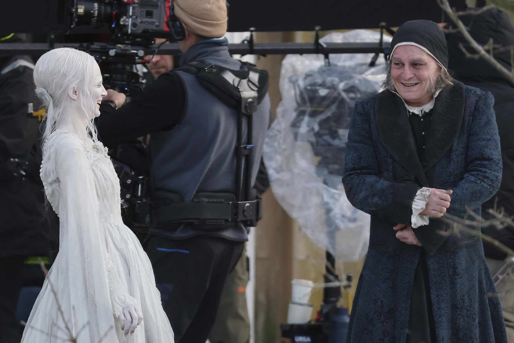 Johnny Depp e Andrea Riseborough sul set di A Christmas Carol Fantasma del Natale Passato