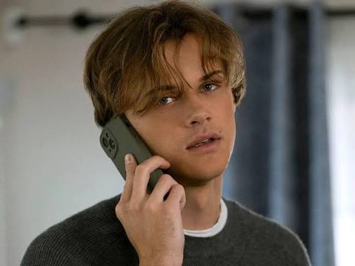 Christopher Briney interprete di Conrad Fisher nella serie The Summer I Turned